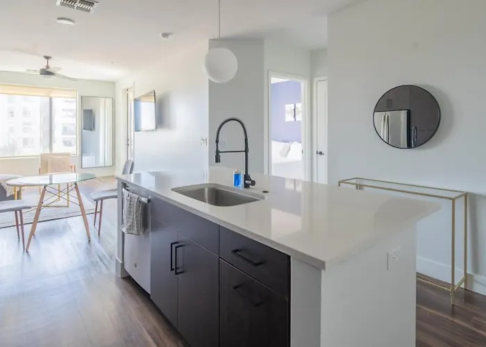 Beautiful 1bd - Pool, Gym, Parking, W-d - Sleeps 4 Apartment *